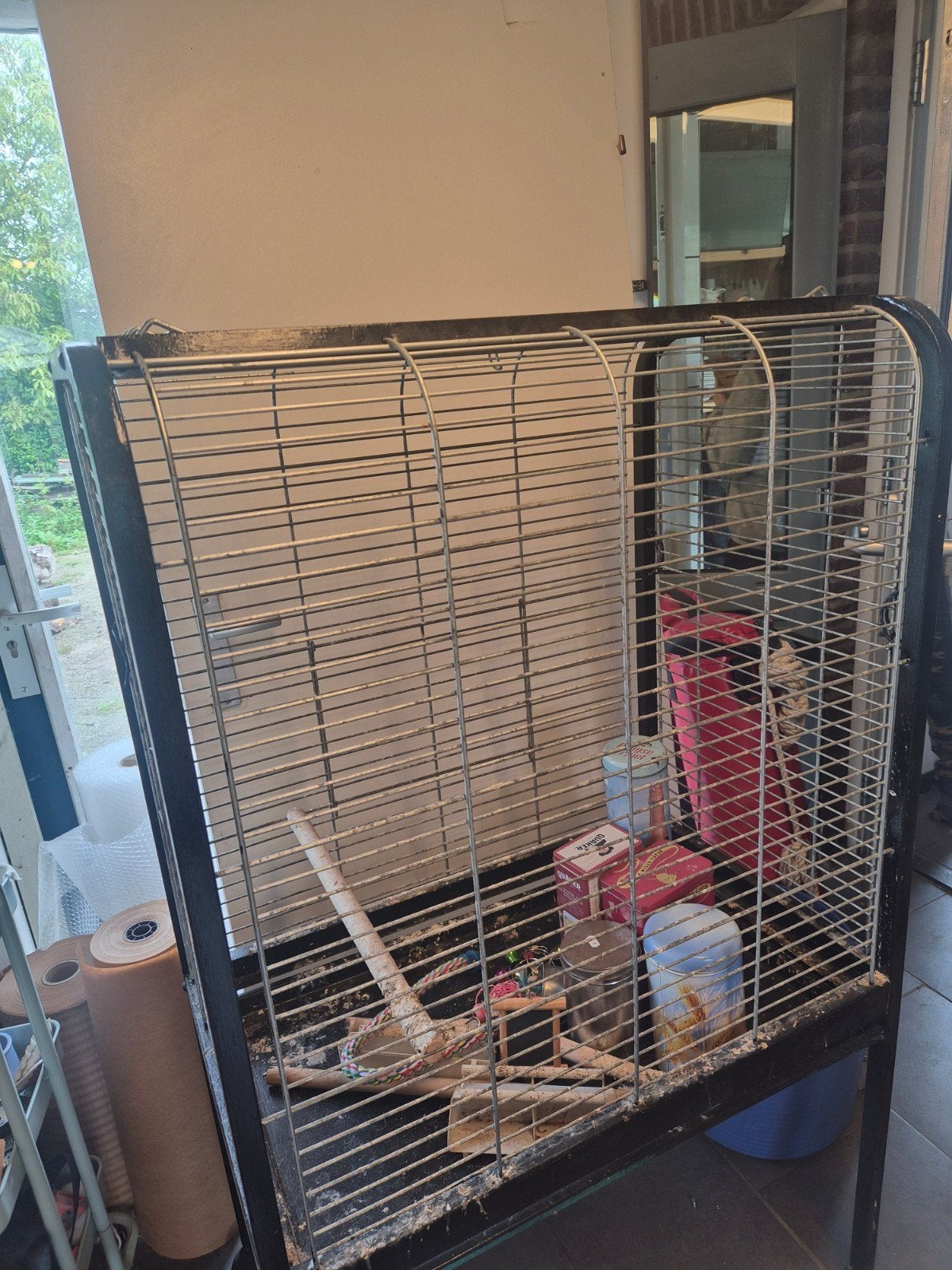 Grote papegaaien- of vogelkooi op wielen, Ophalen, Gebruikt, Metaal, Vogelkooi