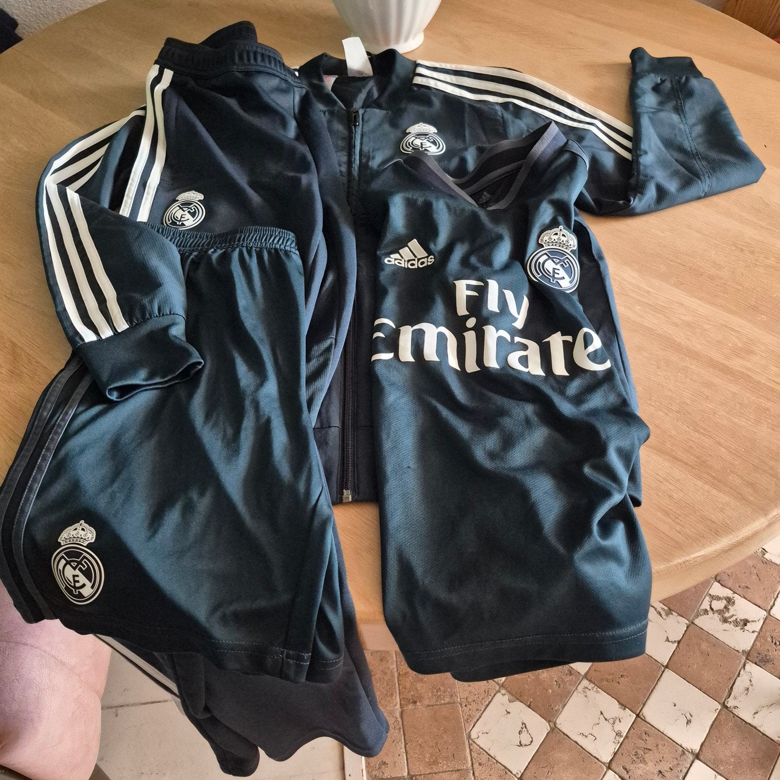 REAL MADRID ORGINEEL COMPLEET VOETBAL TRAININGSPAK EN TENUE, Maat XS of kleiner, Ophalen of Verzenden, Zo goed als nieuw, Trainingspak