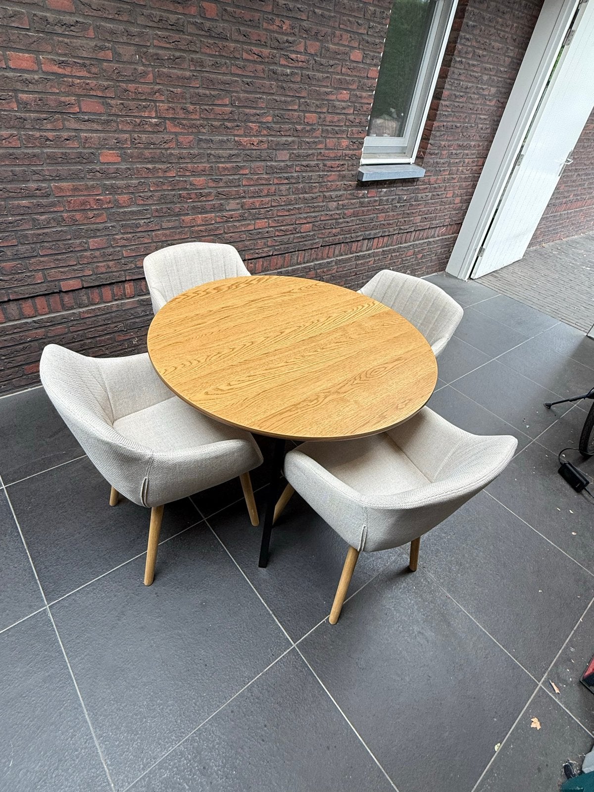 Jysk ronde tafel met 4 stoelen (ZGAN), Ophalen, 100 tot 150 cm, Rond, Zo goed als nieuw