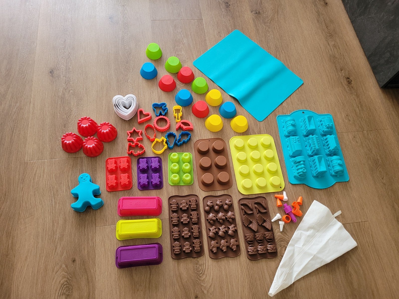 Grote set bakvormen en decoratie voor cupcakes, Hobby en Vrije tijd, Ophalen of Verzenden, Zo goed als nieuw, Taarten of Cupcakes