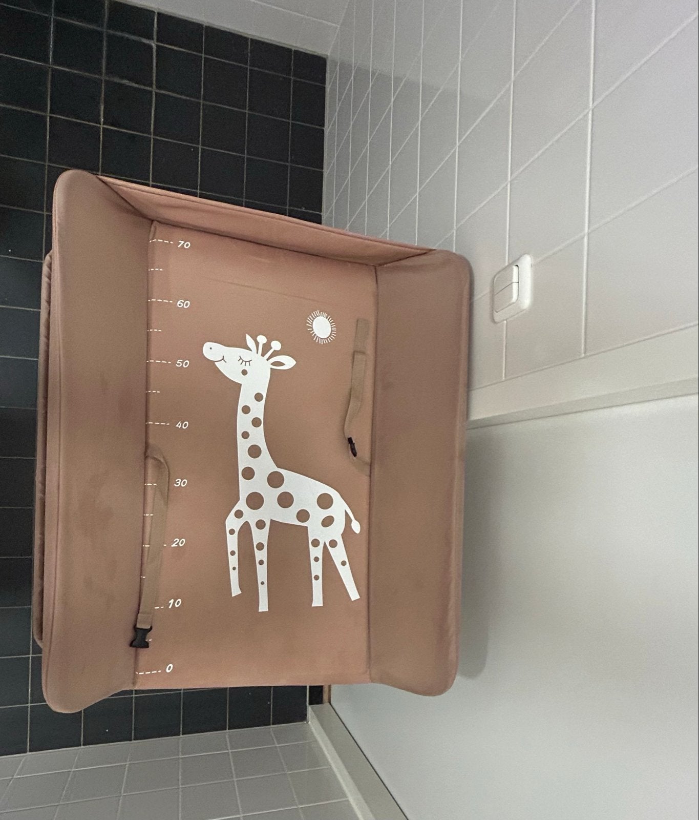 Aankleedkussen met standaard en giraffe print, Aankleedkussen, Zo goed als nieuw, Standaard, Ophalen