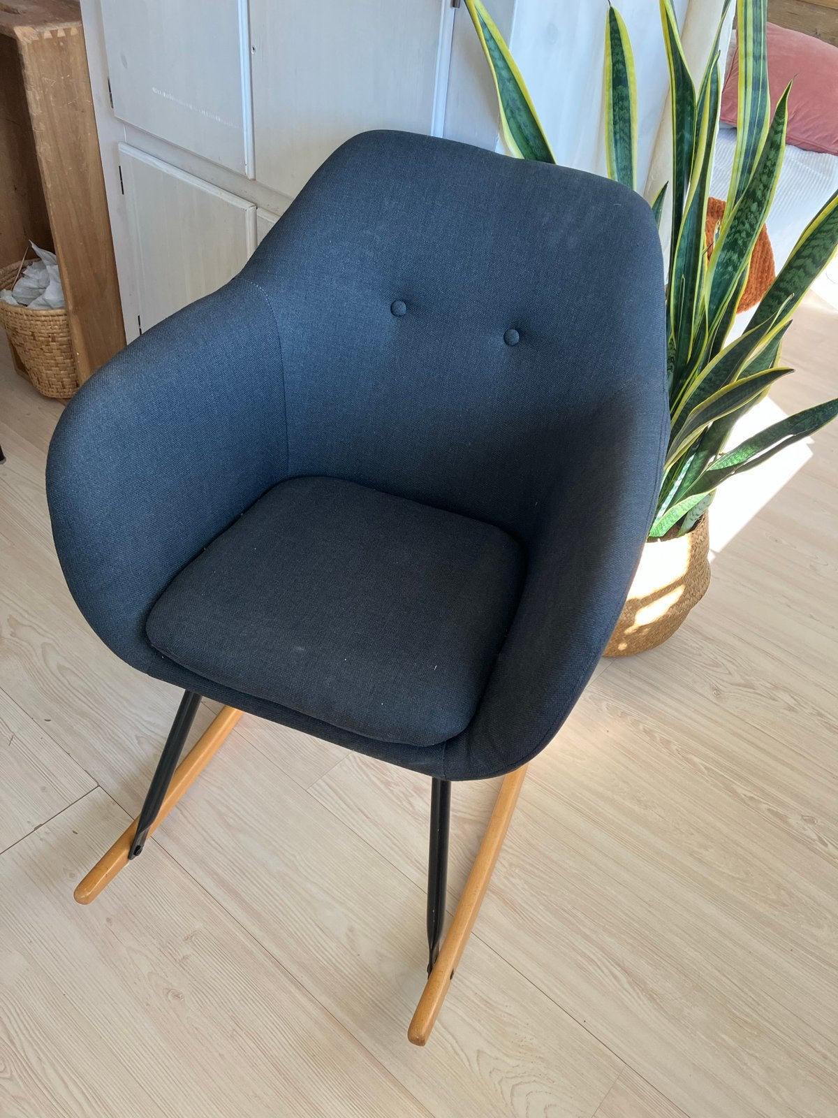 Schommelstoel donkergrijs met hout, Huis en Inrichting, Stoelen, Ophalen, Zo goed als nieuw, Hout, Eén