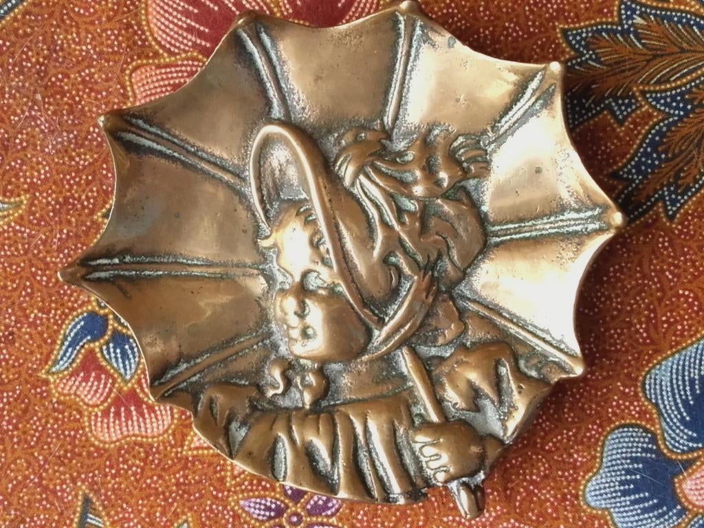 Meisje met parasol mooi antiek muntenschaaltje uit Engeland., Ophalen of Verzenden, Brons