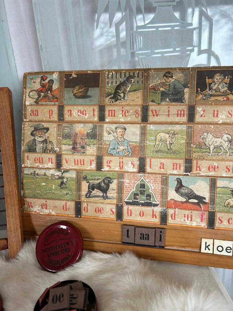 Hoogeveens leesplank incl letter blikjes aap noot mies 1950, Antiek en Kunst, Antiek | Schoolplaten, Ophalen, Overige thema's