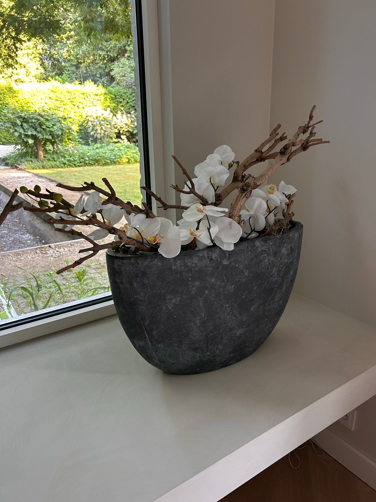 Decoratieve bloempot met kunstbloemen - Hoogte 36 cm, Ophalen, Steen, Gebruikt, Overige kleuren