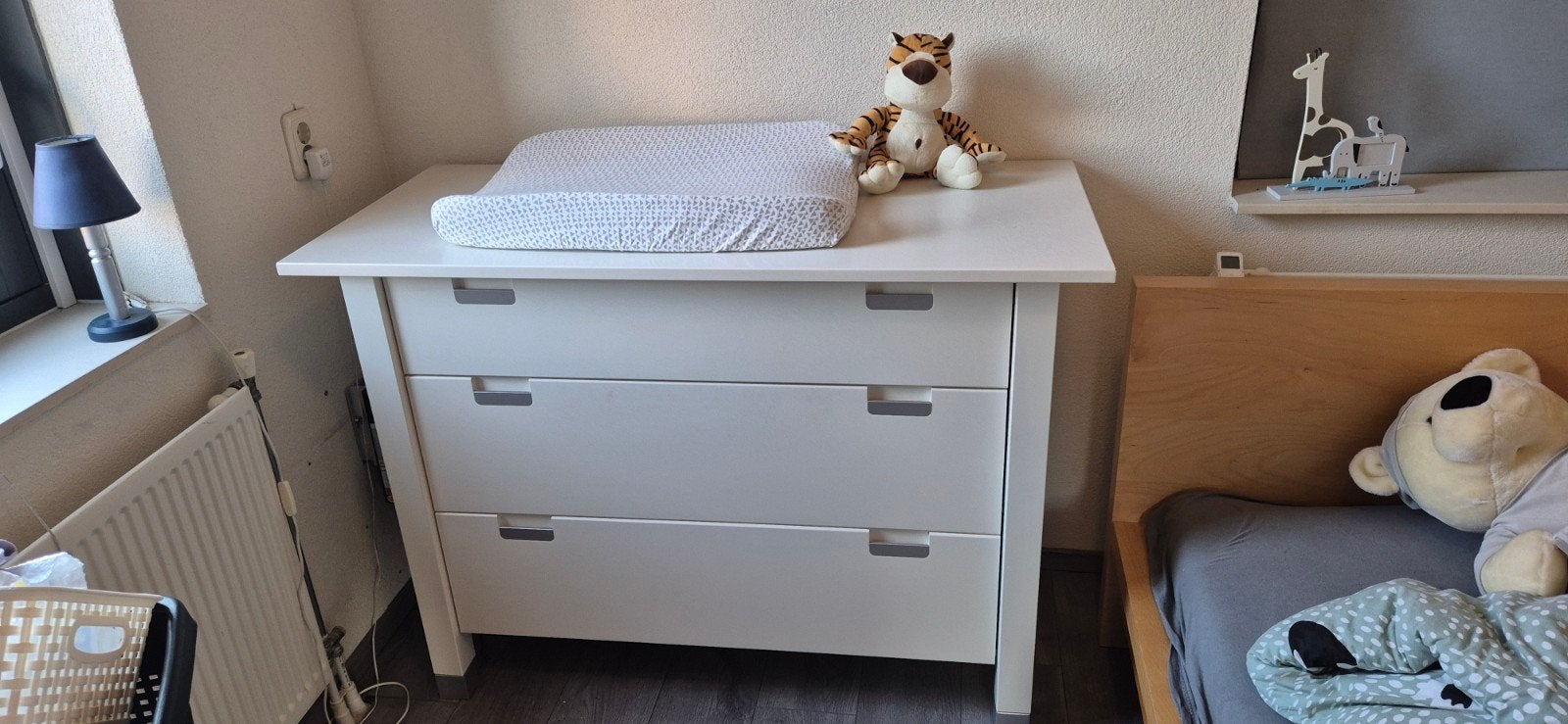 Babykamer verstelbaar ledikant commode met wandplank, 70 tot 85 cm, Zo goed als nieuw, Minder dan 140 cm, Ophalen