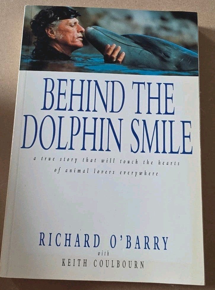 Richard O'Barry - Behind the dolphin smile, Ophalen of Verzenden, Zo goed als nieuw