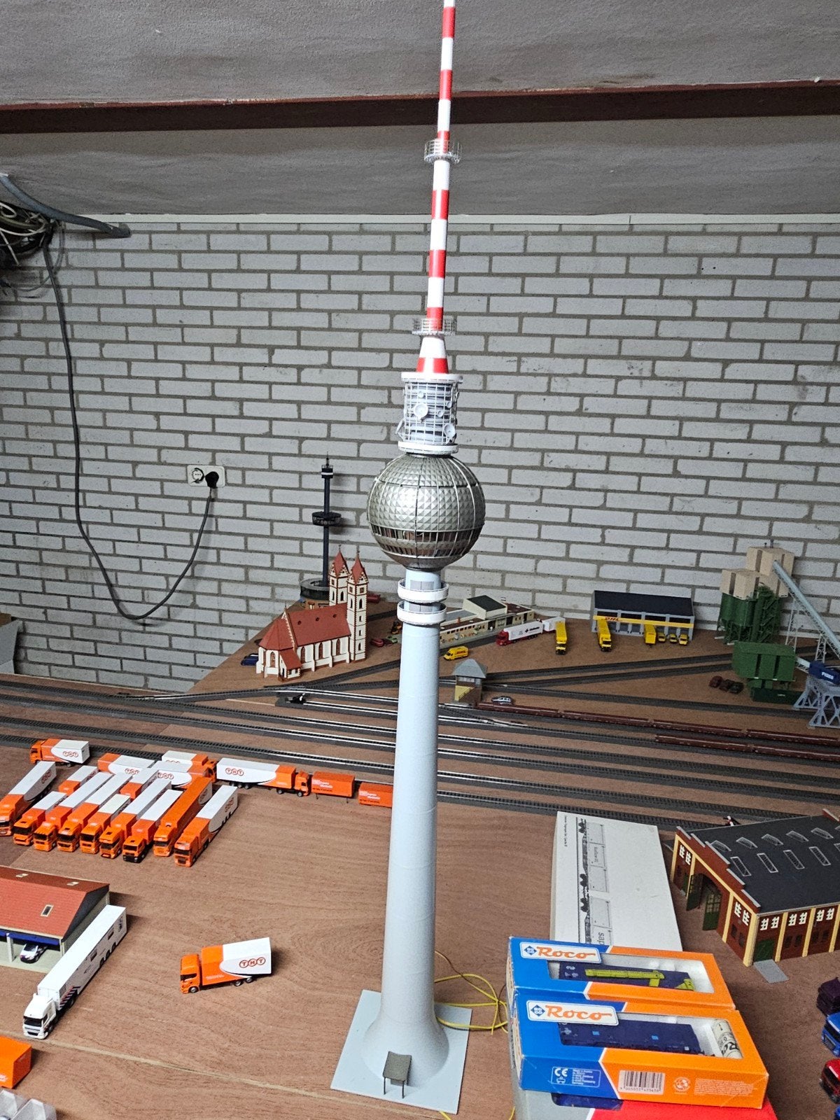 Berlijnse TV Toren model voor modelspoorbaan, Ophalen
