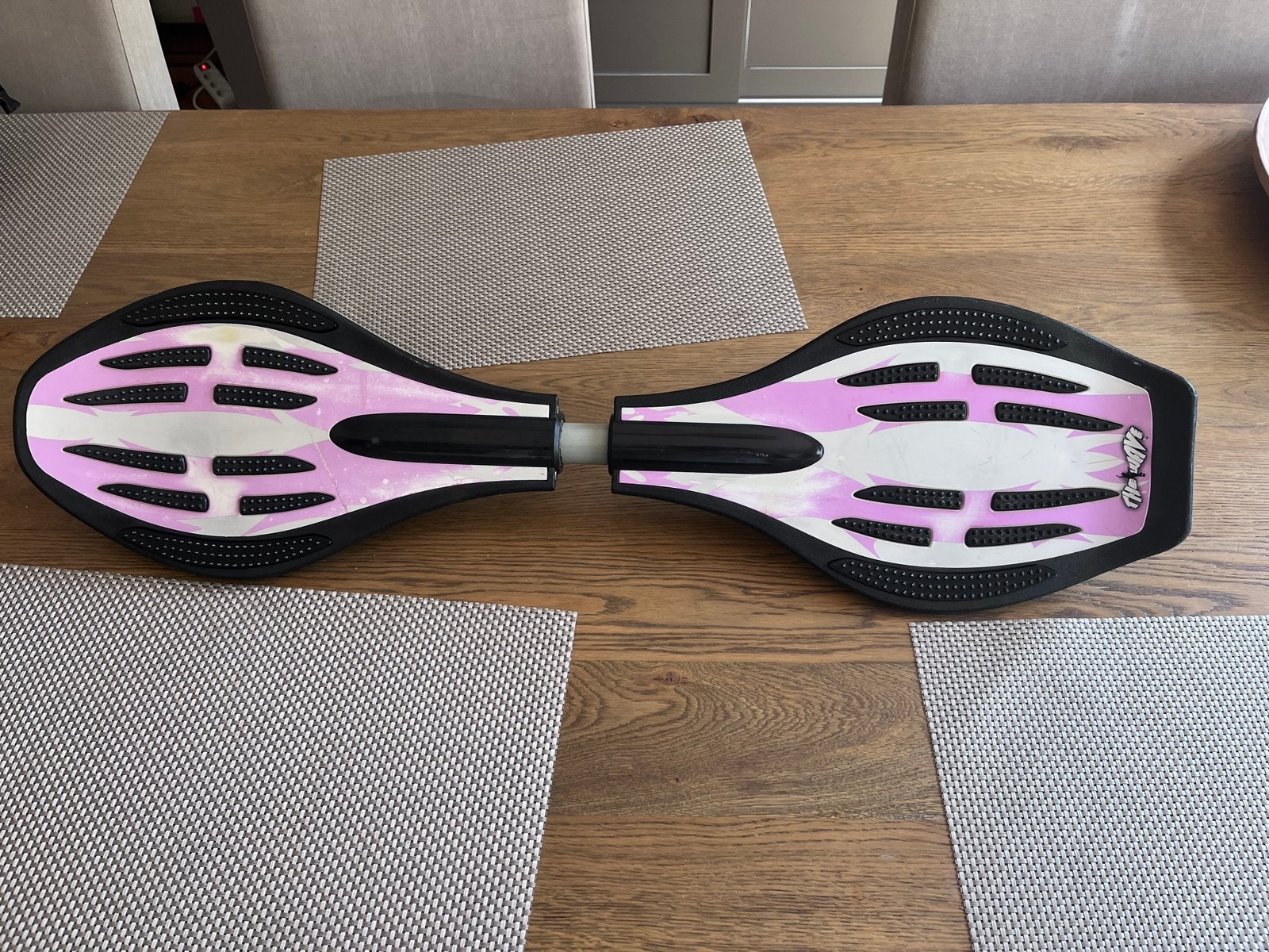 Streetsurfing The Wave waveboard in de kleuren roze/zwart., Ophalen, Gebruikt, Waveboard