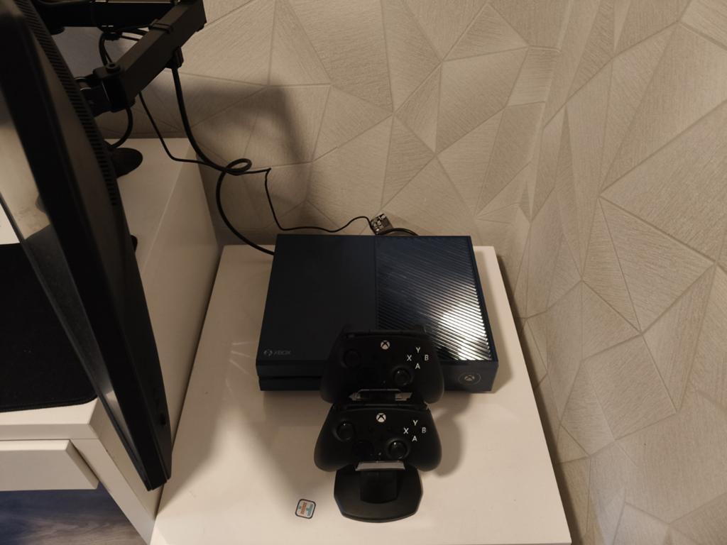 Xbox One met 2 controllers, Spelcomputers en Games, Spelcomputers | Xbox One, Zo goed als nieuw, Xbox One, 500 GB, Met 2 controllers