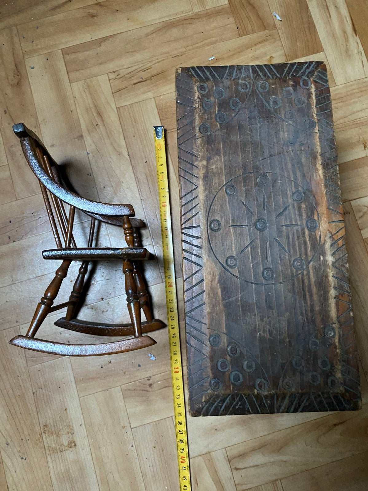 Antieke pop poppenhuis meubels: schommelstoel en tafel, Antiek en Kunst, Verzenden