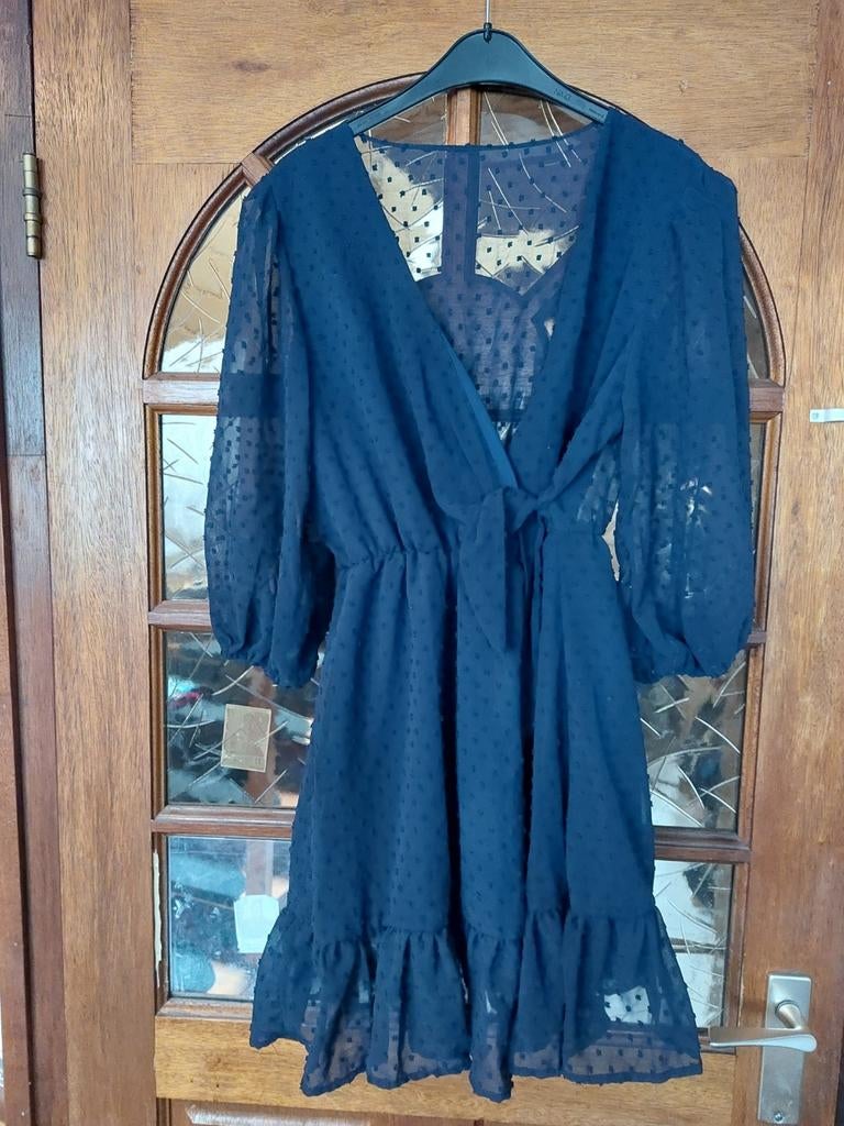 Donkerblauwe wikkeljurk met stippen en ruches, Maat 38/40 (M), Blauw, Ophalen of Verzenden, Boven de knie