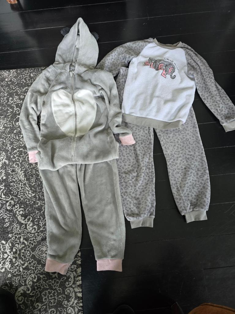 2 fleece pyjama's 1 onesie en 1 broek met shirt, Nacht- of Onderkleding, Gebruikt, Meisje, Ophalen of Verzenden