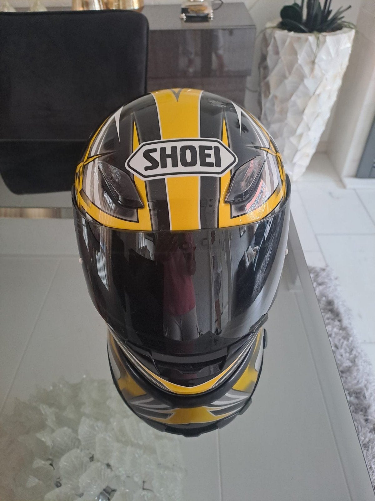 SHOEI helm geel zwart wit in gebruikte staat maat S, Motoren, Kleding | Motorhelmen, Ophalen of Verzenden