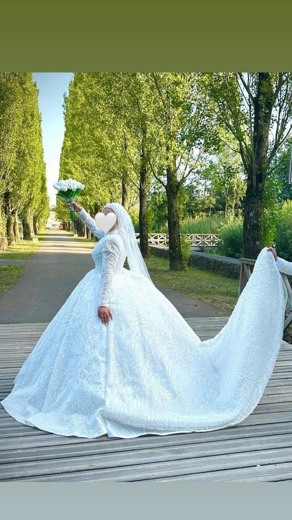 Witte trouwjurk met lange sleep en kralen, Ophalen of Verzenden
