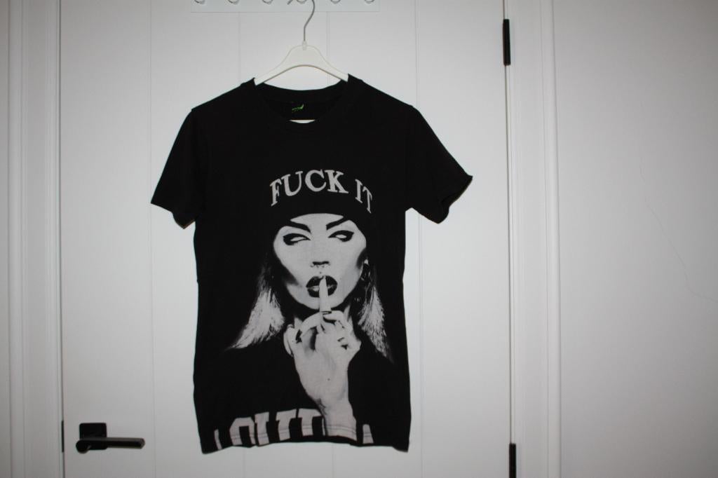 Stoer zwart shirt met rugprint en opdruk ‘Fuck it’, maat S, Zwart, Ophalen of Verzenden, Zo goed als nieuw, Korte mouw