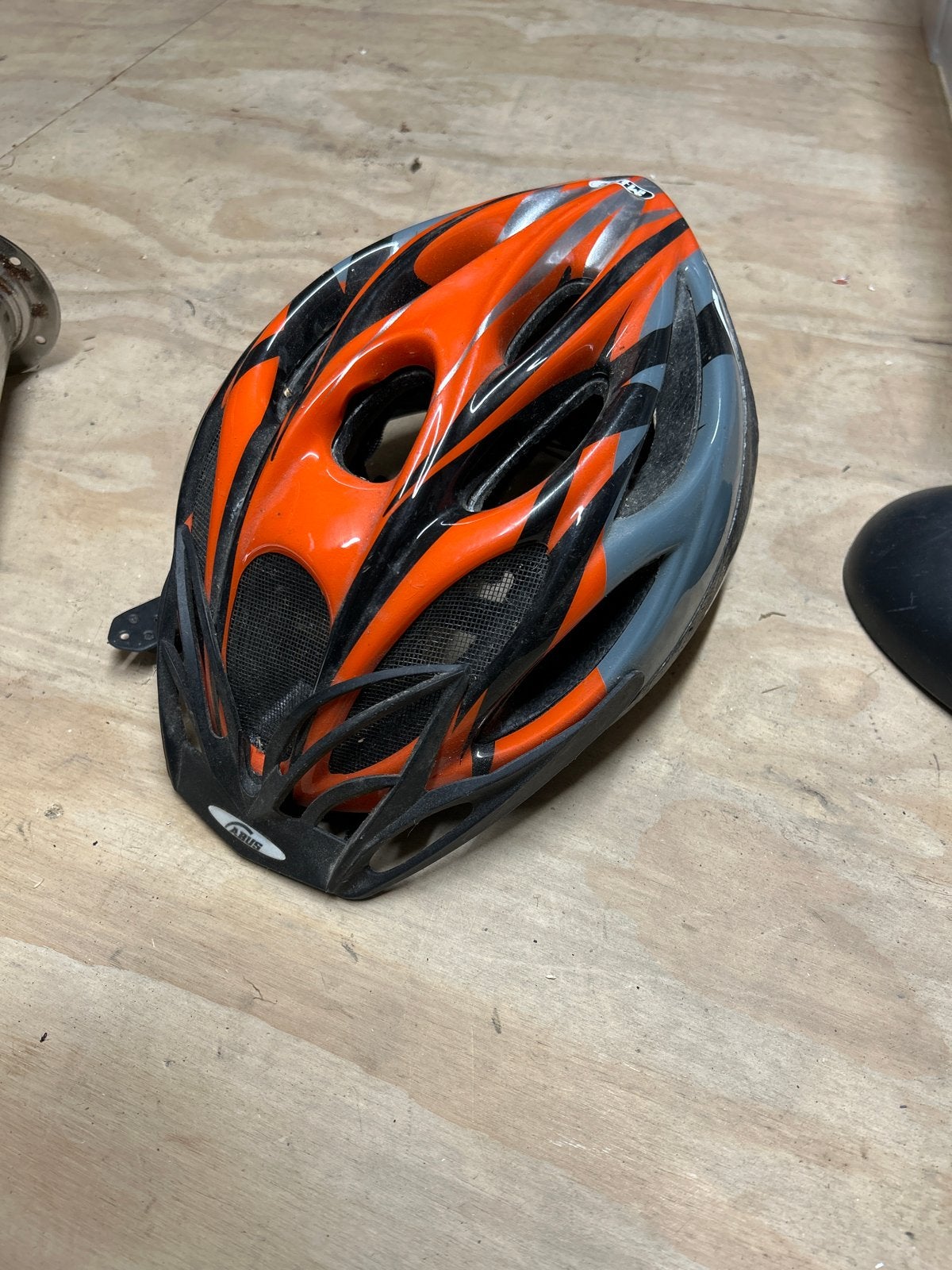 ABUS Fietshelm Oranje/Zwart - Maat M/L, Fietsen en Brommers, Fietsaccessoires | Fietshelmen, Ophalen of Verzenden, Gebruikt, M