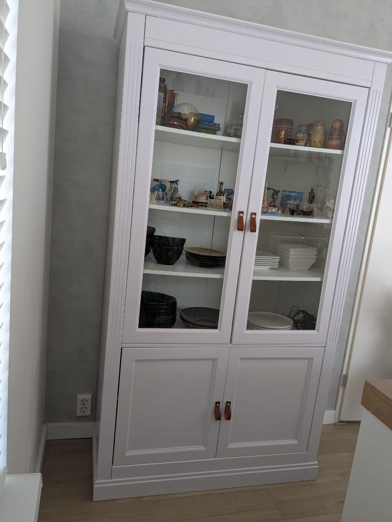 Witte landelijke servieskast / buffetkast met leren lussen, Ophalen, 100 tot 150 cm, Landelijk, 150 tot 200 cm