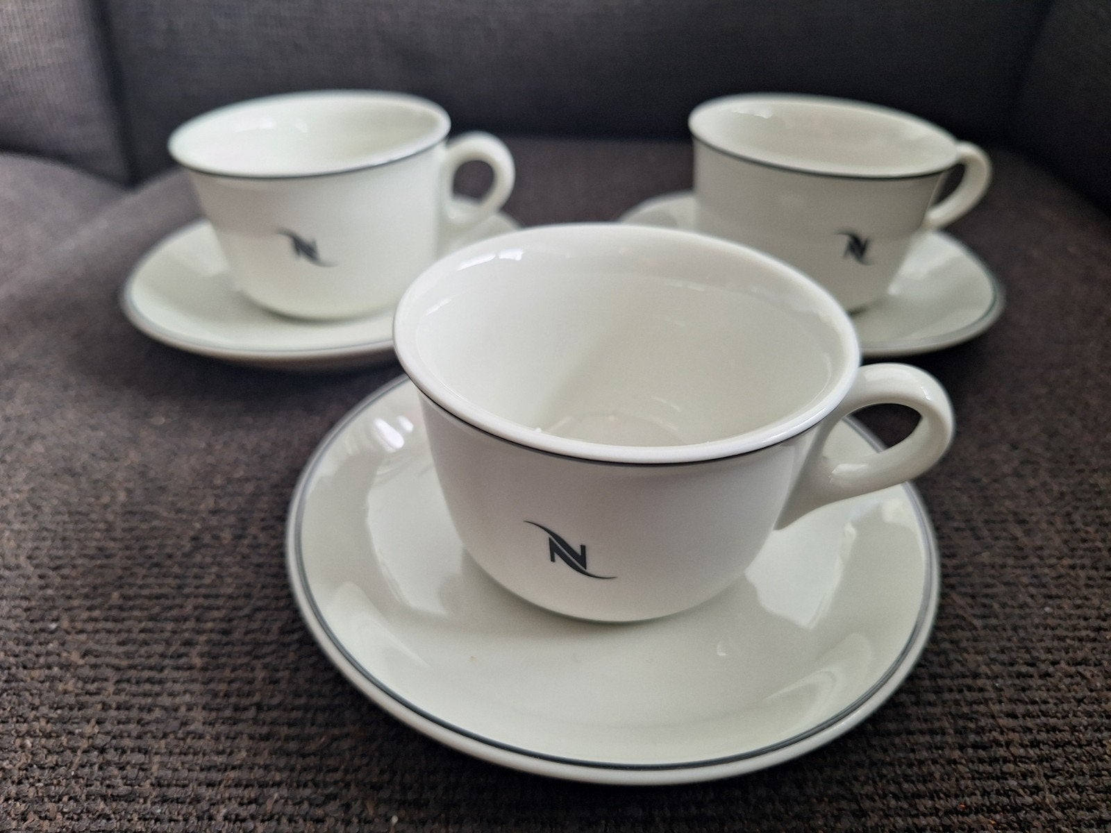 NESPRESSO kopjes met zwarte rand, Germany, 3 stuks, Ophalen of Verzenden, Zo goed als nieuw, Overige stijlen, Kop(pen) en/of Schotel(s)
