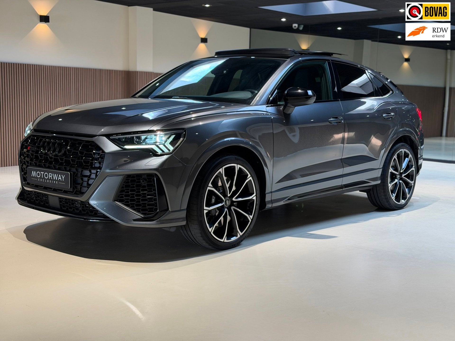 Audi RSQ3 Sportback 2.5 TFSI|Pano|RS Seats|Camera|Sonos|Matr, Automaat, Automatische klimaatregeling, Gebruikt, Zwart