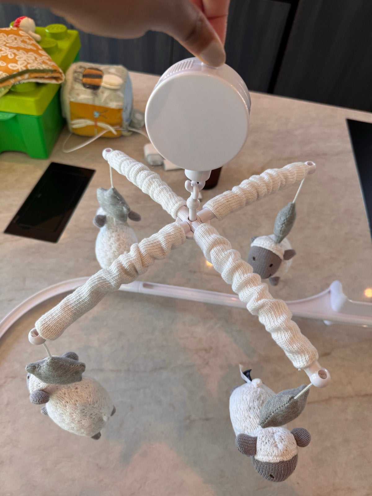 Babymobiel Living Textiles met schaapjes, Ophalen of Verzenden, Zo goed als nieuw, Mobiel, Met geluid