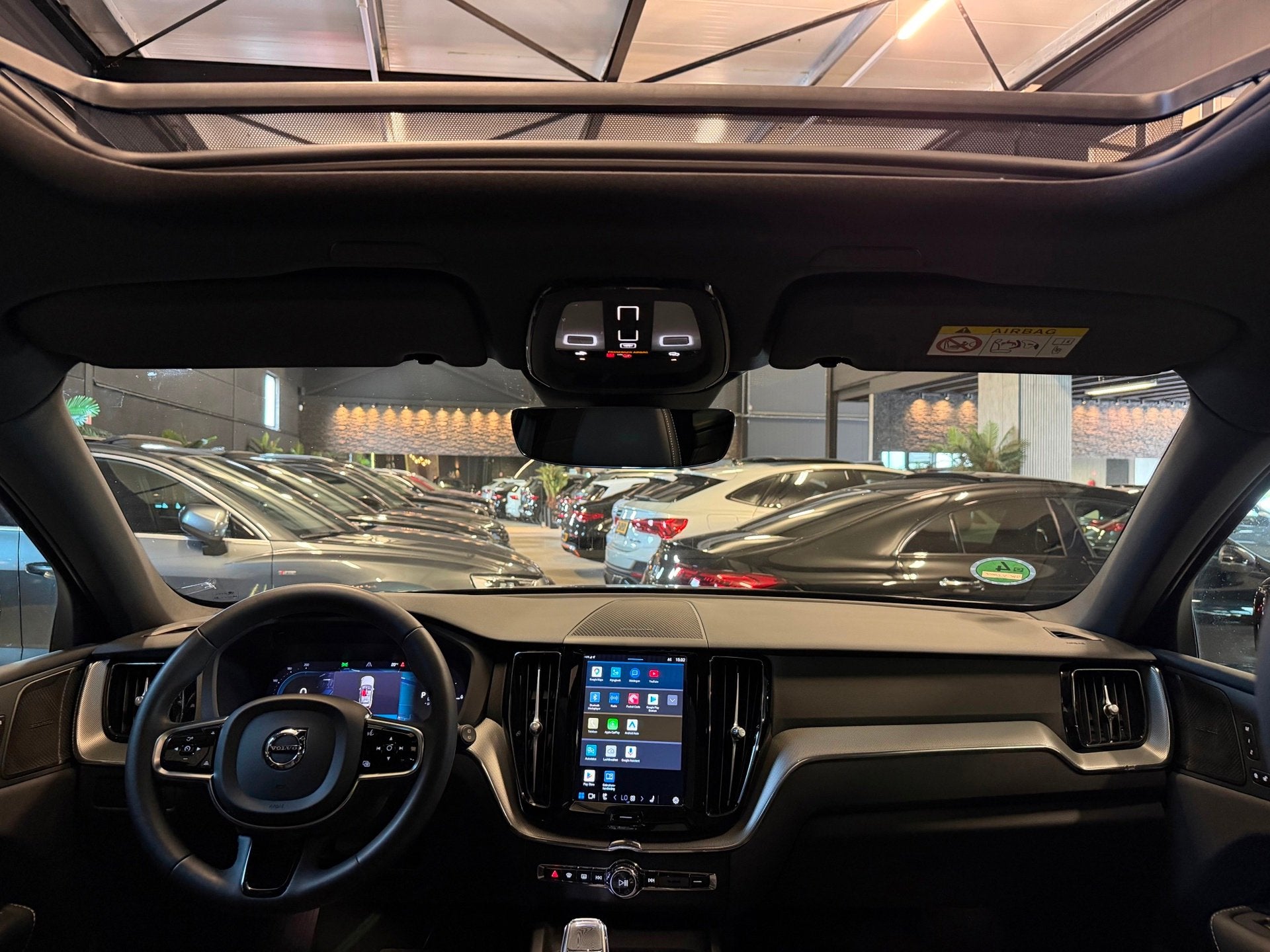 Volvo XC60 2.0 T6 Plug-in hybrid AWD R-Design|Pano|H&K|Vol!, Automaat, Gebruikt, Euro 6, 4 cilinders