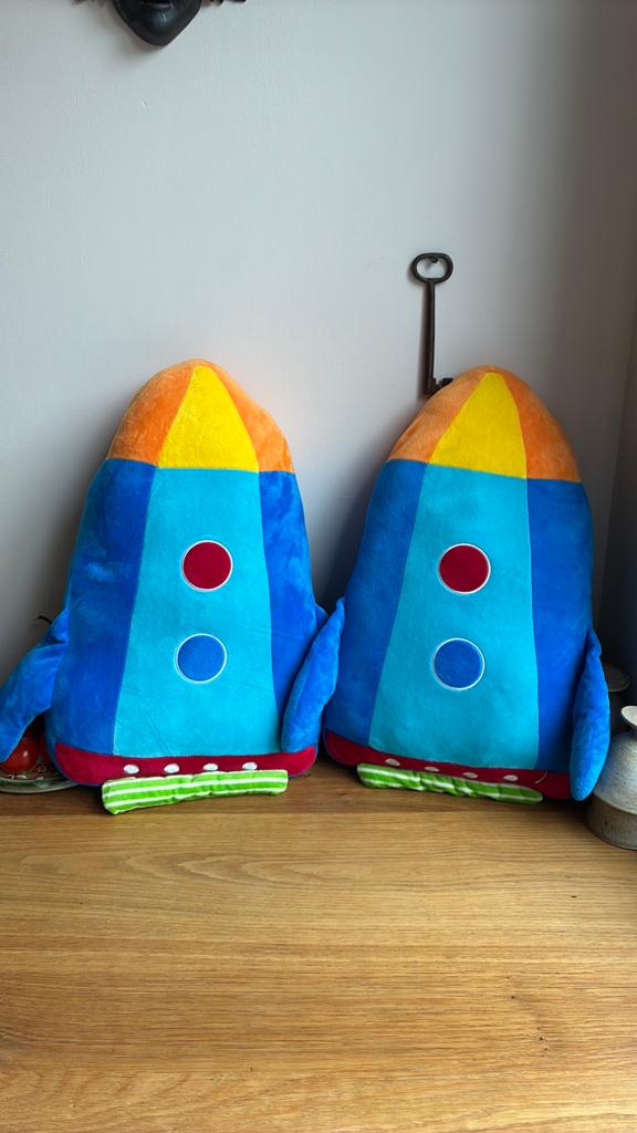 Twee knuffels in vorm van raket - 52 cm hoog, Overige karakters, Overige typen, Blauw, Ophalen of Verzenden