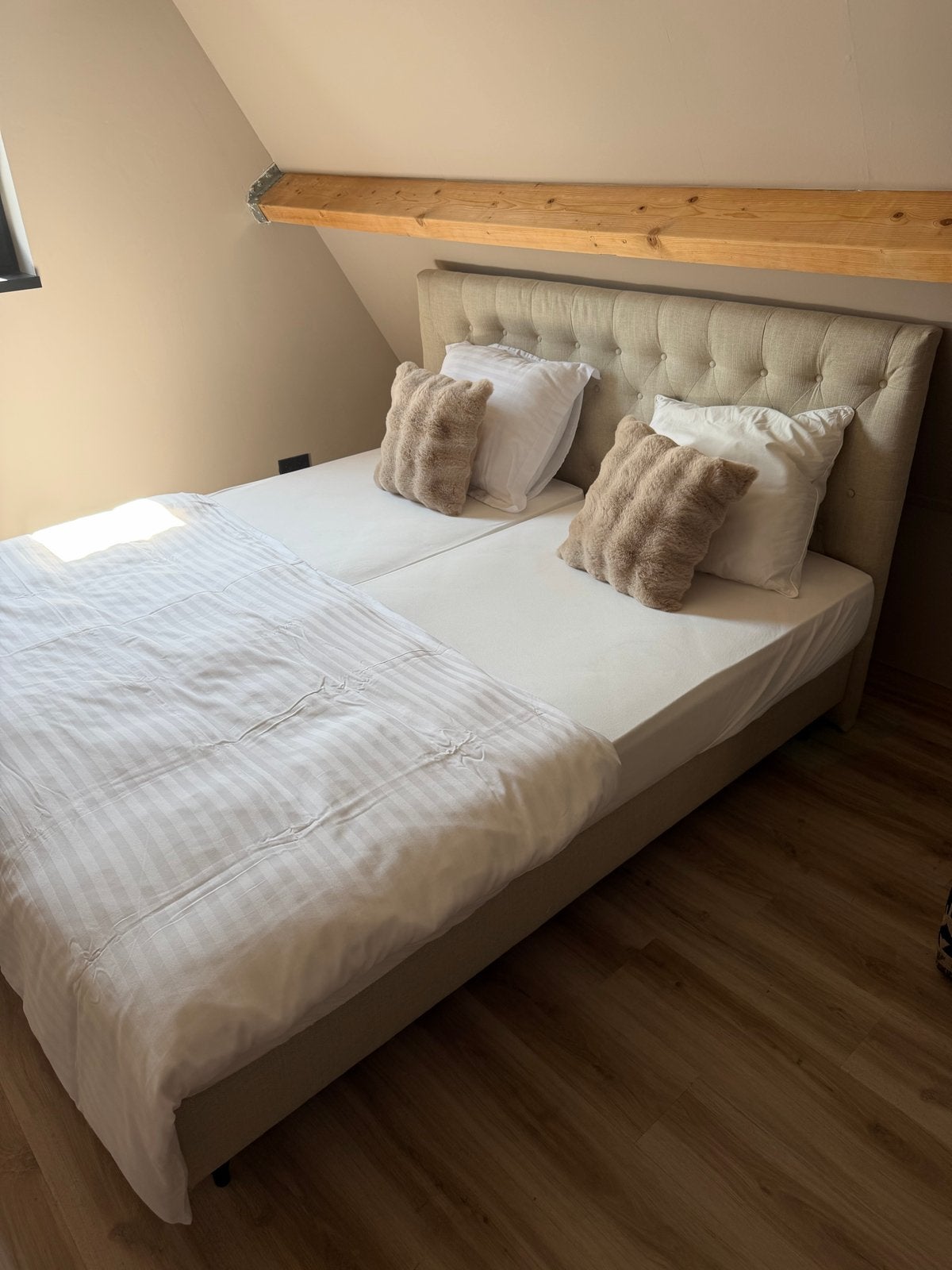 Tweepersoonsbed met gestoffeerd hoofdbord 180x200 cm, Ophalen, Gebruikt, Beige, Tweepersoons