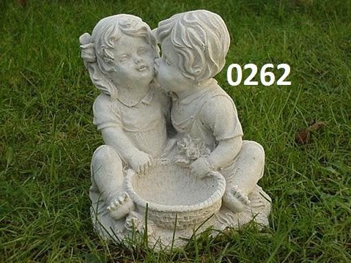 Jongen kus het meisje. nr 0262., Tuin en Terras, Tuinbeelden, Ophalen, Nieuw, Beton, Mensenbeeld