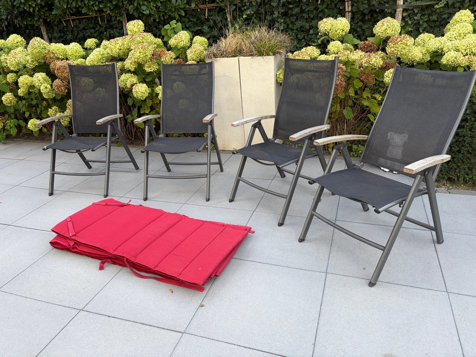 Oude tuinstoelen met kussens - functioneel maar gebruikt, Tuin en Terras, Tuinstoelen, Ophalen, Gebruikt, Metaal, Inklapbaar