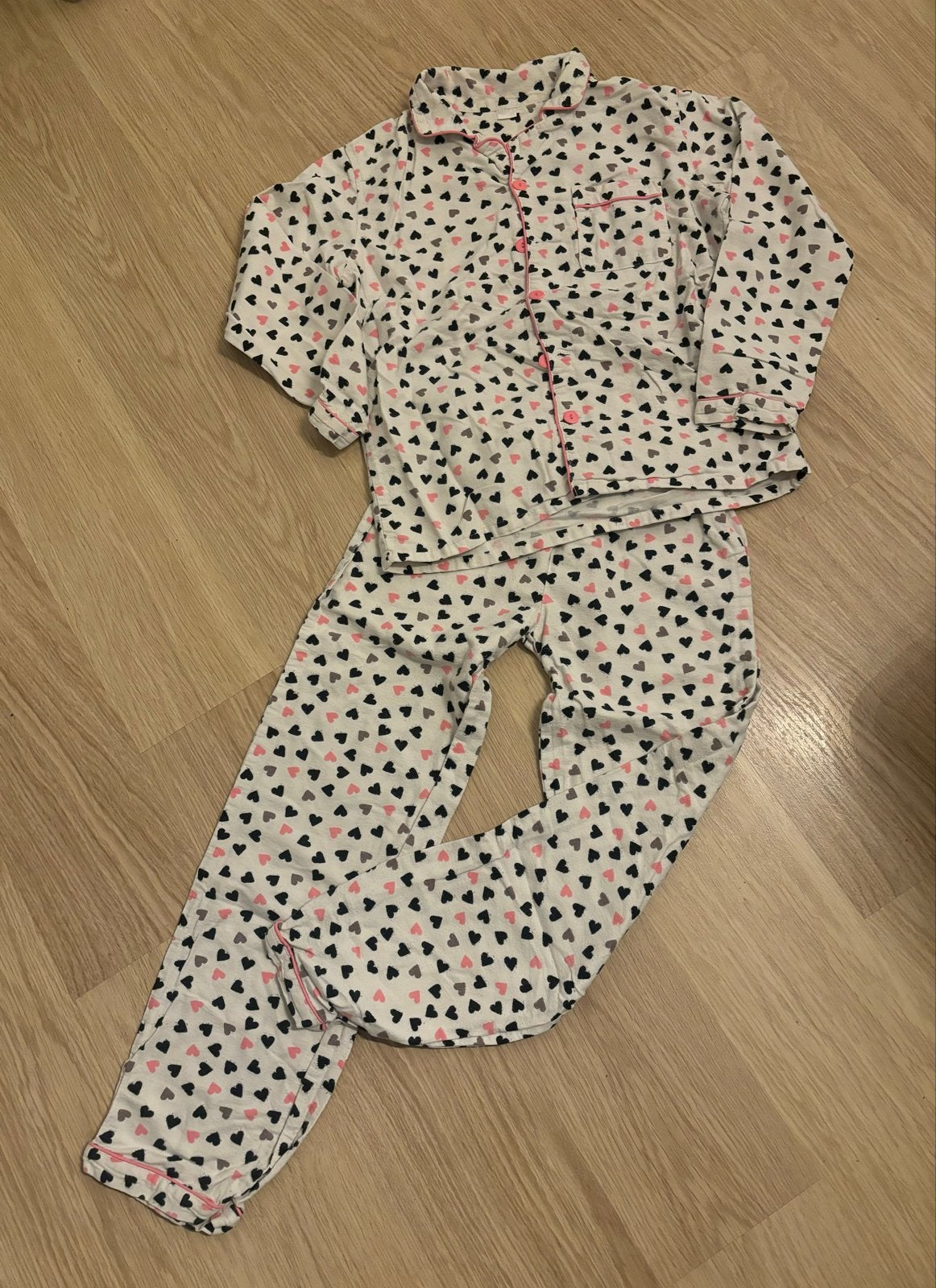 Flanellen pyjama. Wit met hartjes. Maat 146/152, Kinderen en Baby's, Ophalen of Verzenden, Gebruikt, Jongen of Meisje, Nacht- of Onderkleding