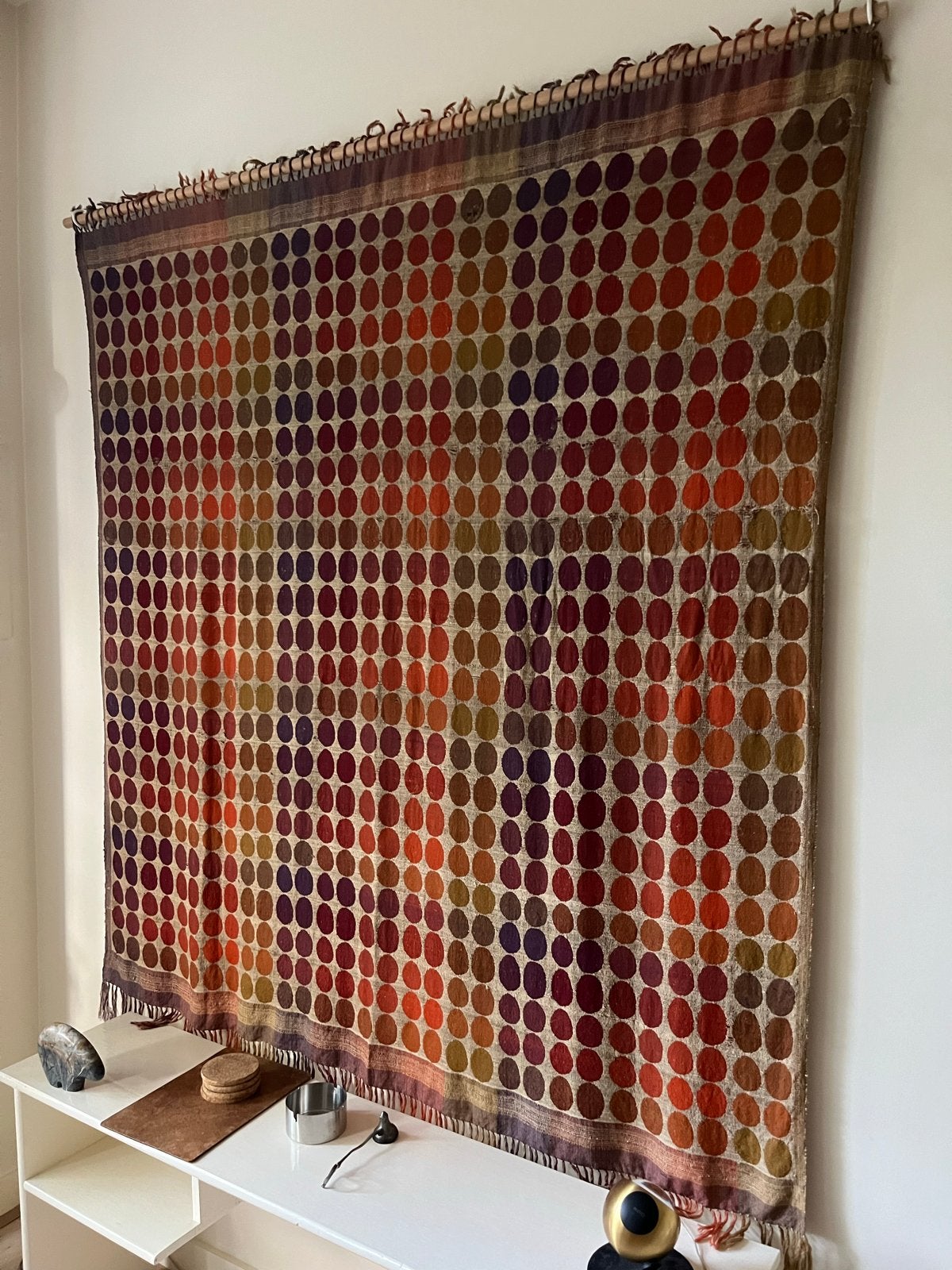 Bruin oranje wandkleed., Ophalen