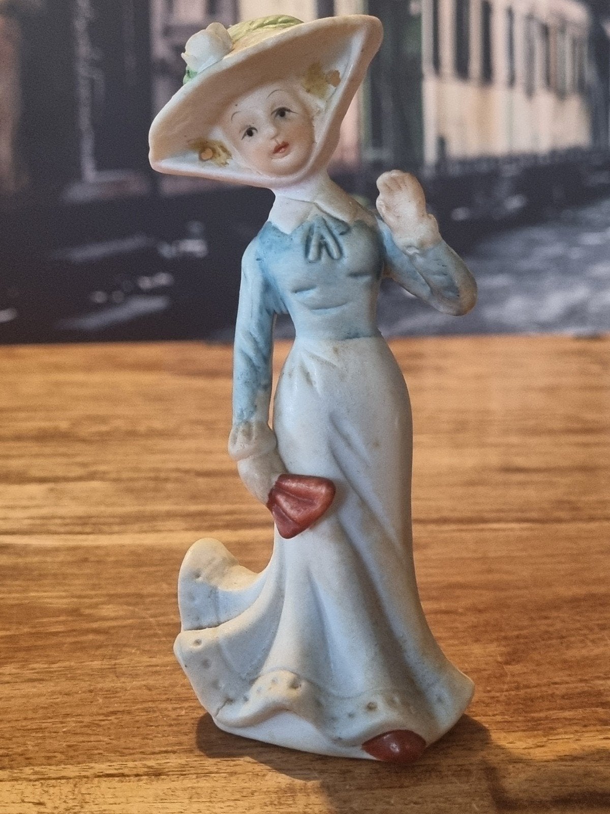 Vintage porseleinen beeldje van dame met hoed en waaier, Verzamelen, Ophalen of Verzenden, Zo goed als nieuw, Mens