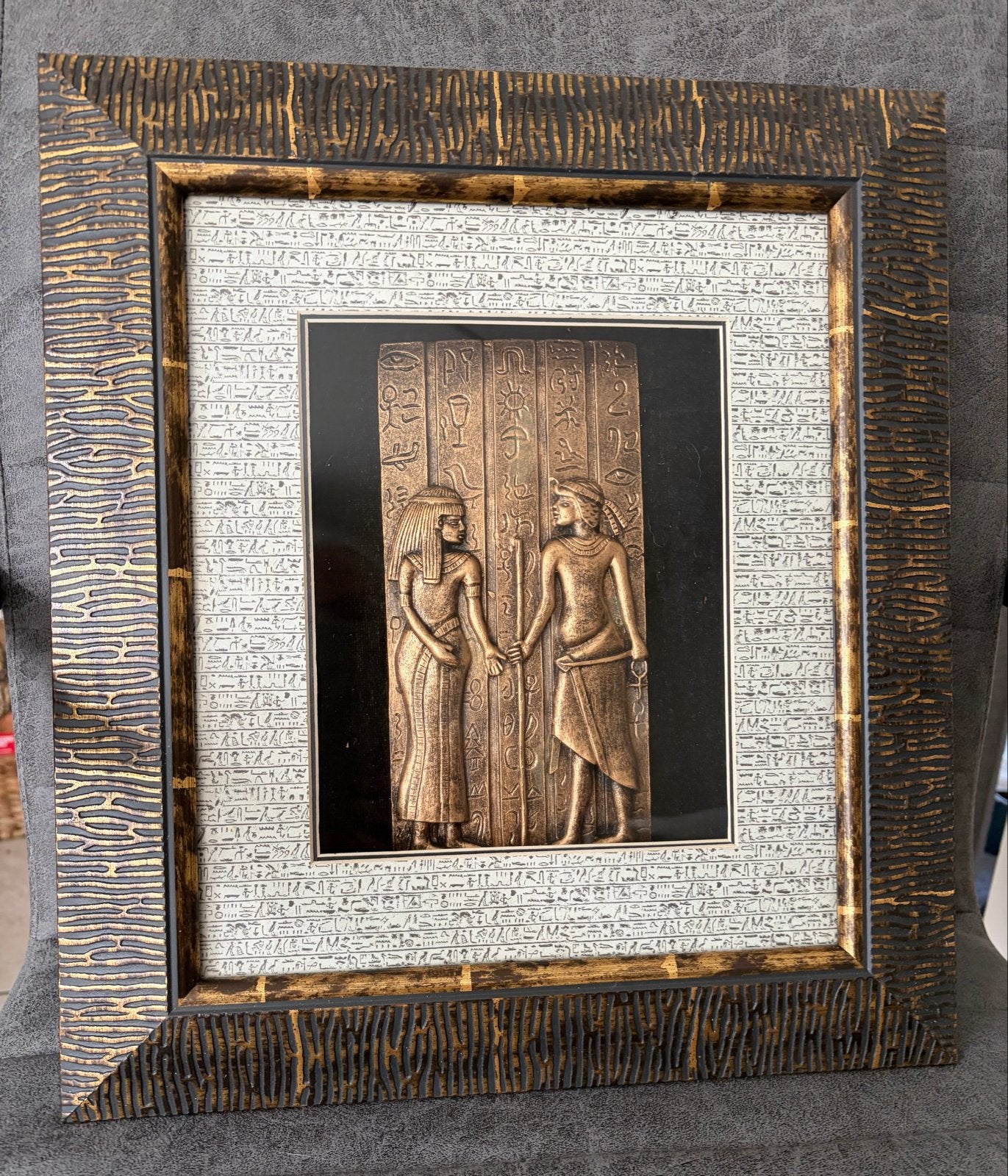 Decoratief Egyptisch wandreliëf in goud-brons lijst, Antiek en Kunst, Ophalen