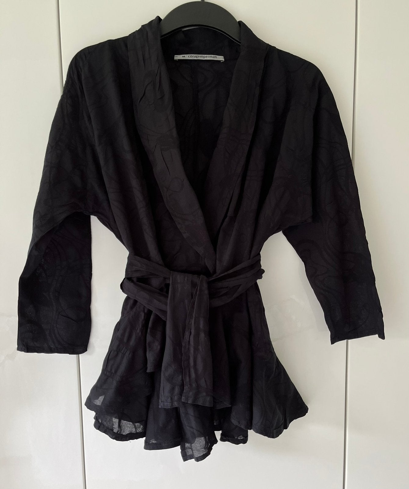Prachtige zwarte overslagblouse Cora Kemperman, maat M, Kleding | Dames, Ophalen of Verzenden, Zo goed als nieuw, Zwart