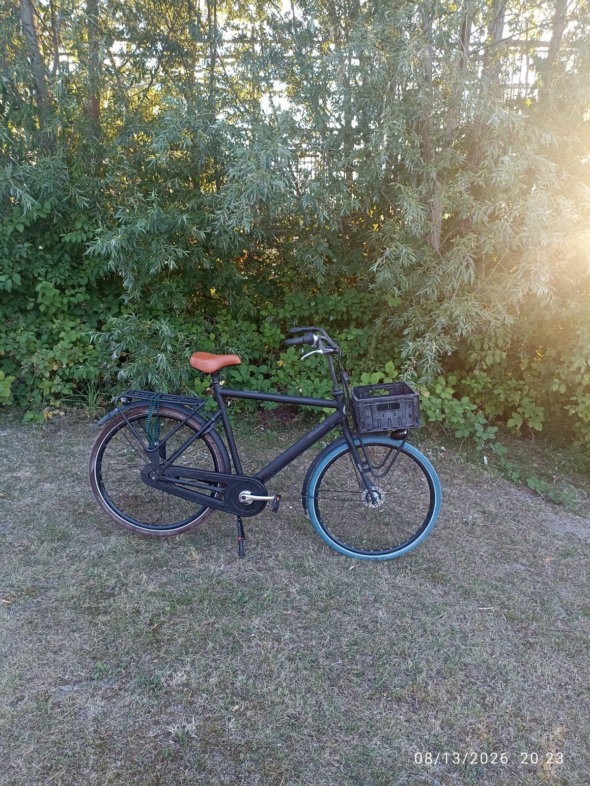 Zwarte stadsfiets met voordrager en blauwe voorband, Gebruikt, Velgrem, 53 tot 57 cm, Ophalen