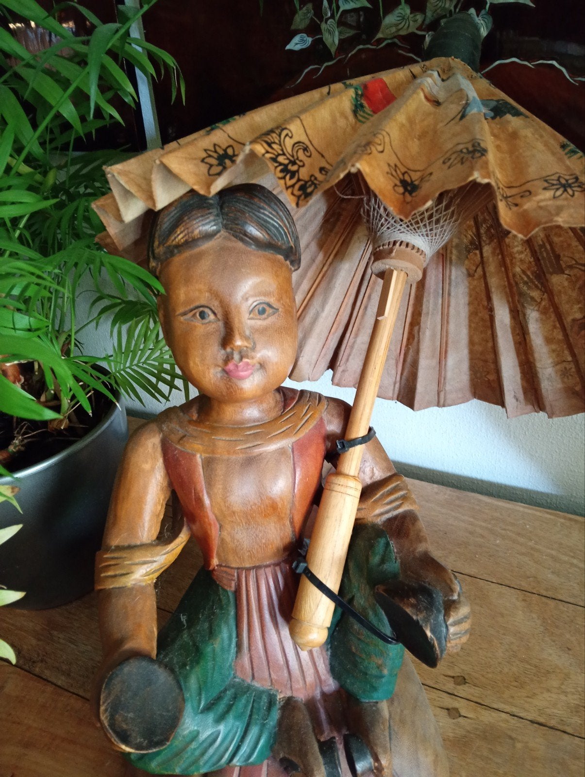 Thais houten beeld man met parasol, Antiek en Kunst, Kunst | Beelden en Houtsnijwerken, Handgemaakt, Ophalen of Verzenden, 20 - 50 cm