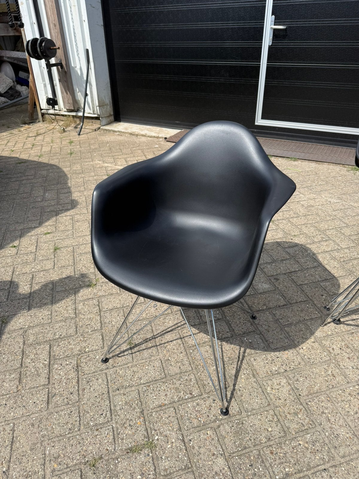 4 kuipstoelen van kunststof met metalen poten., Huis en Inrichting, Stoelen, Ophalen, Zo goed als nieuw, Zwart, Kunststof