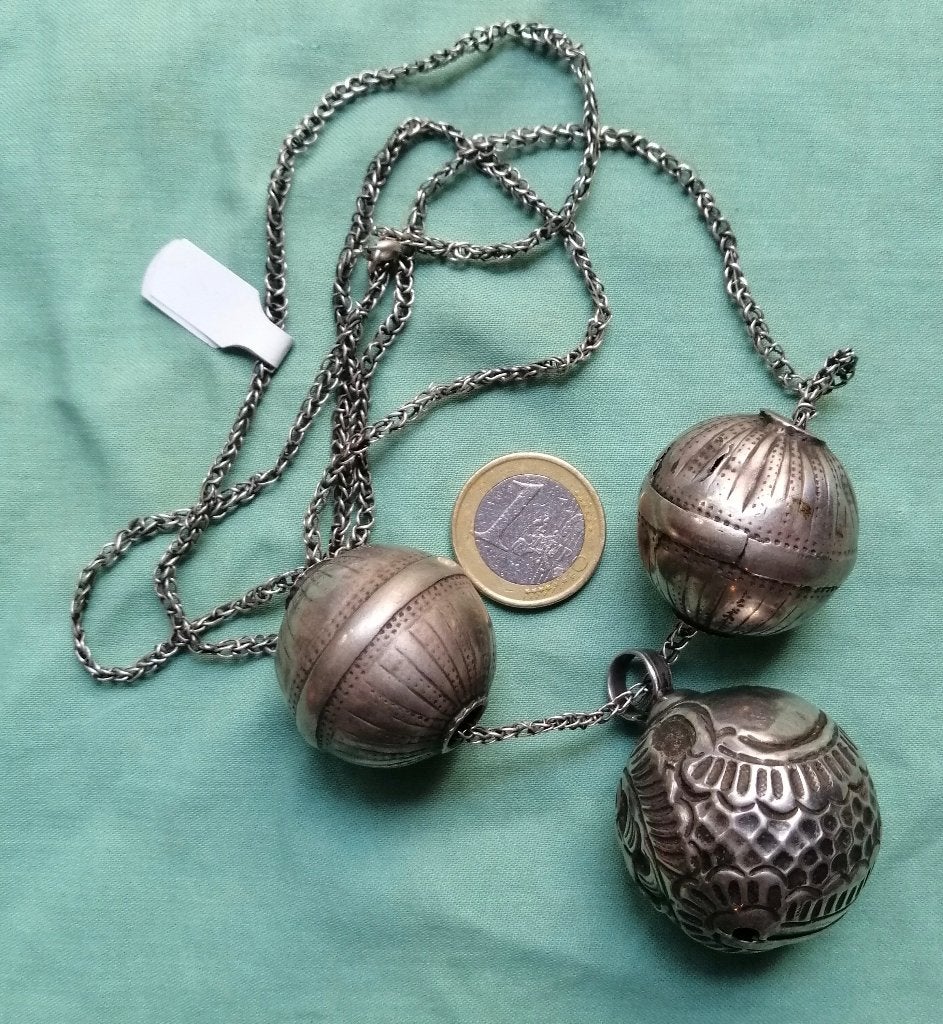 Ketting met zilveren bel Yemen Bedouin Tribal jewelry, Antiek en Kunst, Overige herkomsten, Ophalen of Verzenden, Sieraad, Handgemaakt