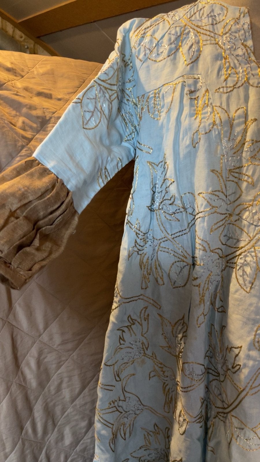 Lichtblauwe jurk met gouden en zilveren borduursels, Kleding | Dames, Jurken, Ophalen of Verzenden, Gedragen, Maat 38/40 (M), Blauw