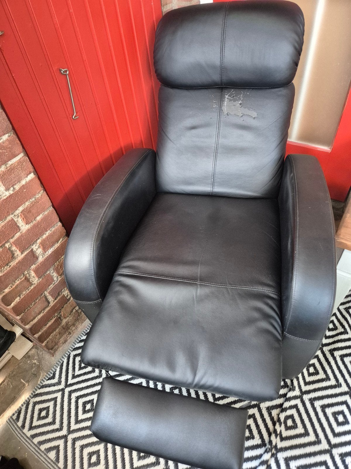 Zwarte relaxfauteuil met voetensteun, Ophalen, Gebruikt, Modern, 50 tot 75 cm