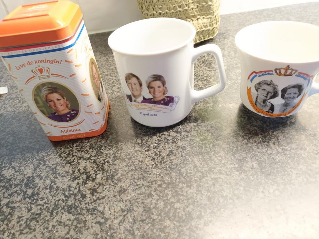 Oranje Koningshuis Verzameling: 2 Mokken & 1 Blikje, Ophalen of Verzenden, Gebruikt, Nederland, Servies