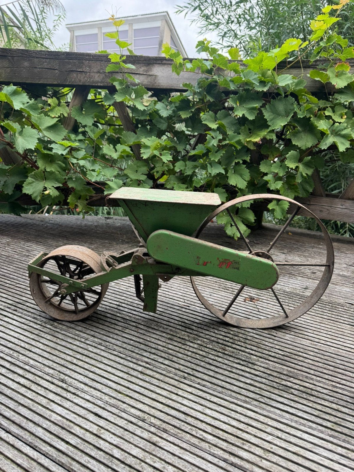 Antieke zaaimachine - Decoratief tuinstuk, Ophalen
