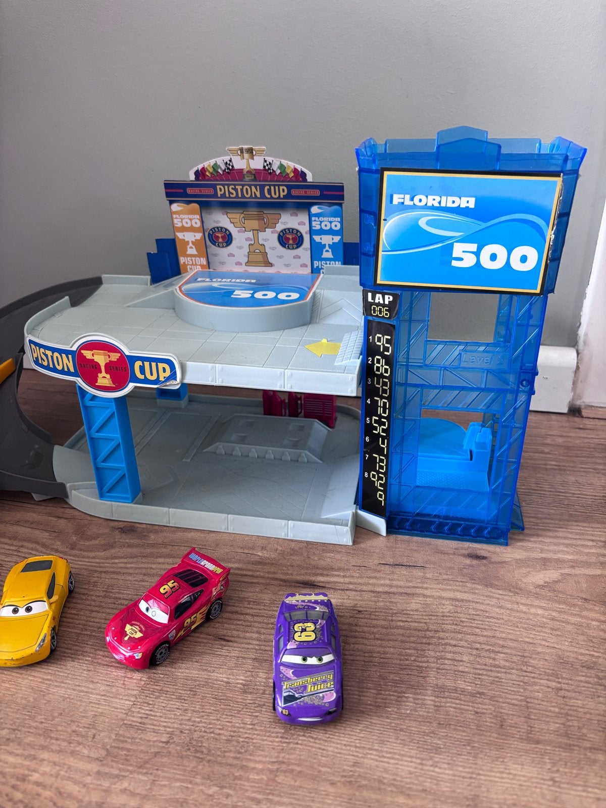 Disney Cars Piston Cup Racebaan met 3 auto's, Overige aandrijving, Ophalen, Overige merken, Racebaan