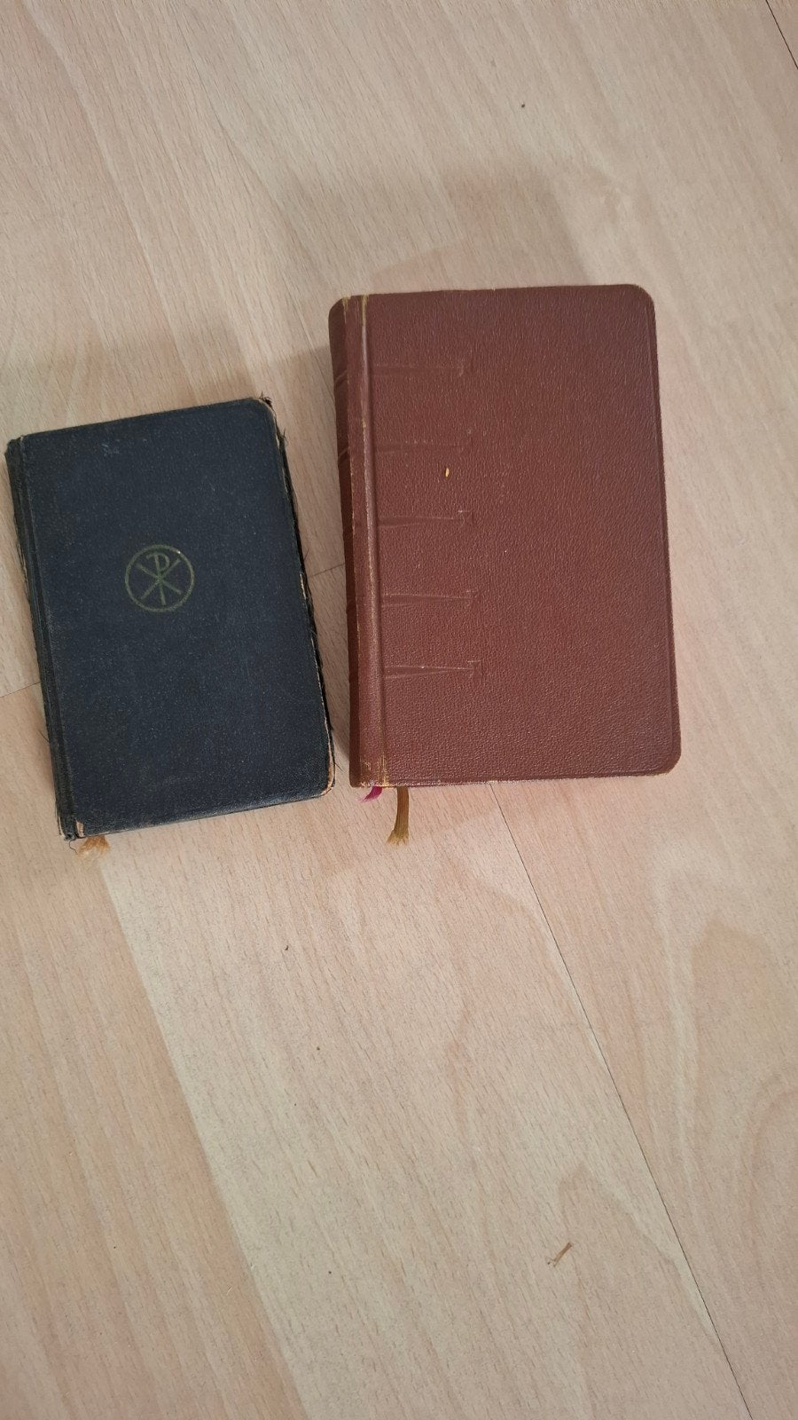 Religieuze set: Kruisbeeld, wijwaterbakje en gebedenboeken, Ophalen of Verzenden