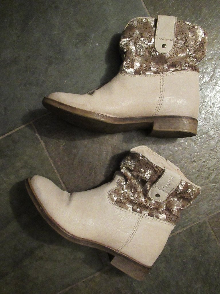 ENKELLAARSJES creme kleur merk Gaudi maat 37 zgan € 25, Kleding | Dames, Schoenen, Beige, Lage of Enkellaarzen, Ophalen of Verzenden