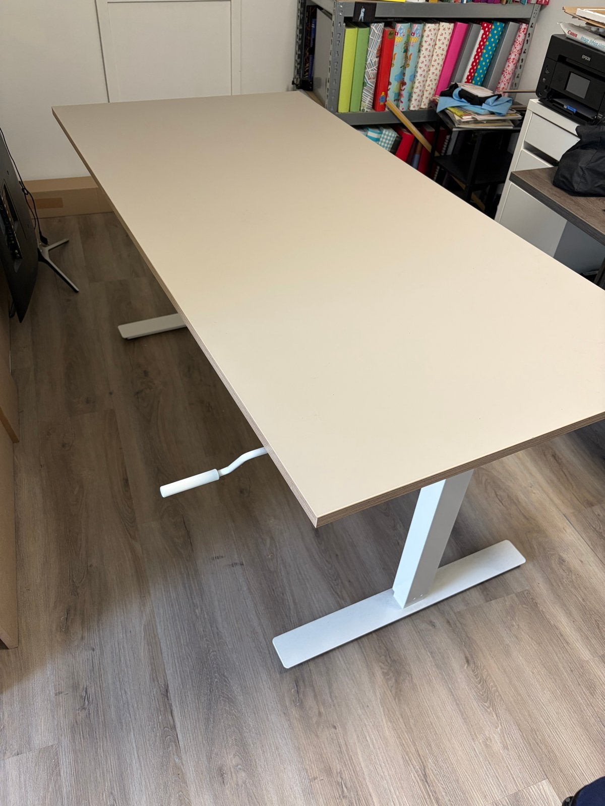 IKEA Skarsta/Trotten Zit-sta bureau 160x80 cm beige/wit, Huis en Inrichting, Bureaus, Ophalen, Zit-sta bureau, Gebruikt, In hoogte verstelbaar