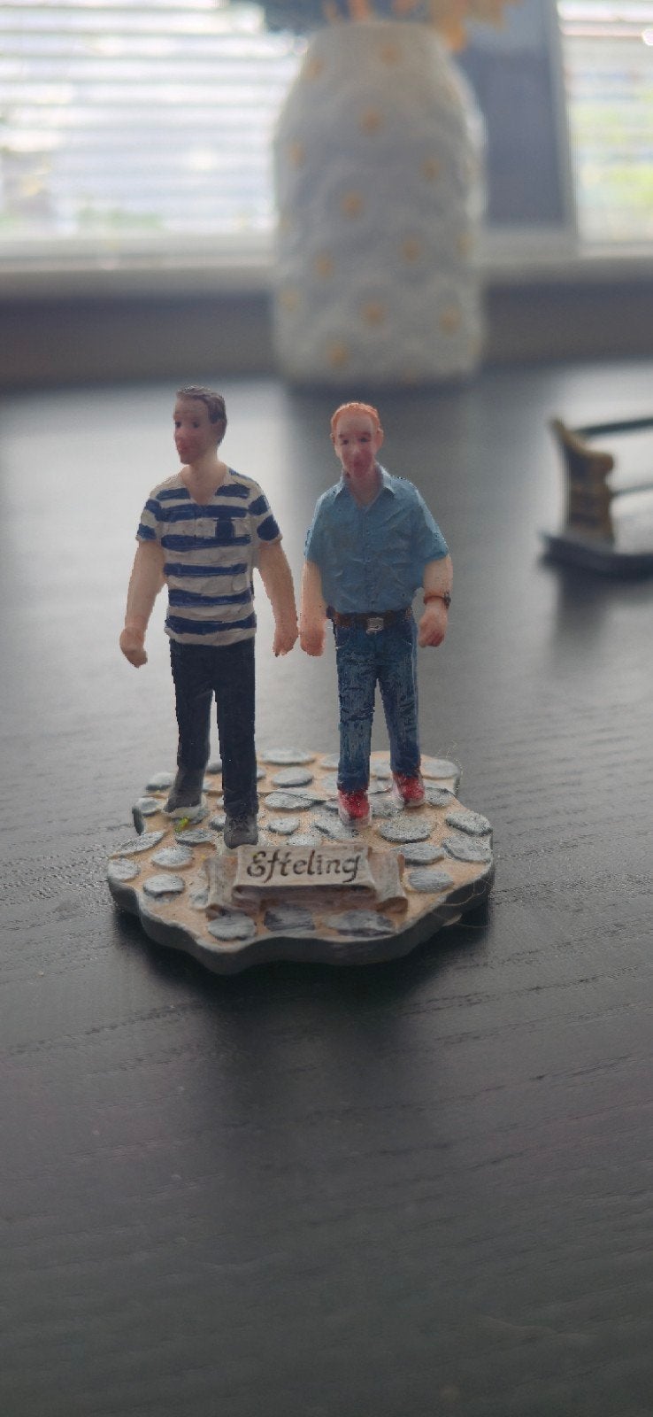 Efteling beeldje: Twee mannen op stenen ondergrond, Verzamelen, Efteling, Ophalen, Zo goed als nieuw, Beeldje of Poppetje