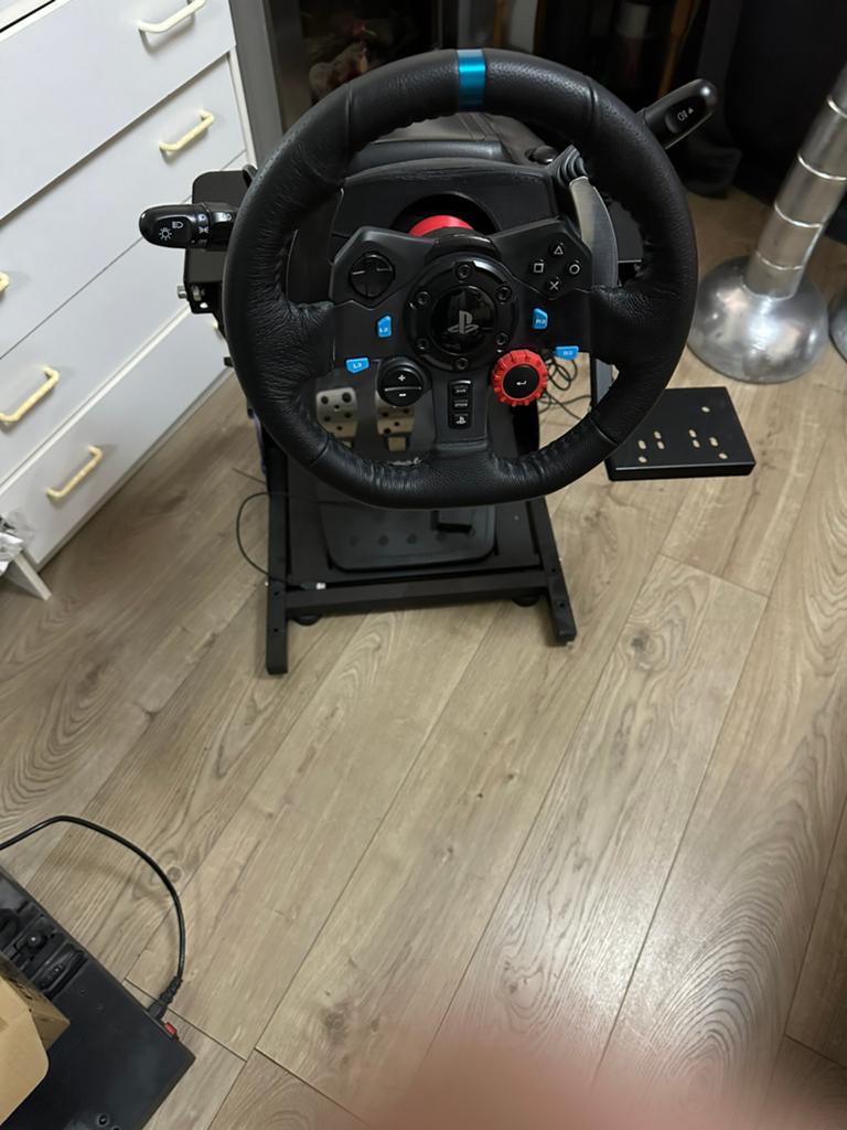 Logitech stuur met standaard, Spelcomputers en Games, Ophalen, 1 speler, Racen en Vliegen, Zo goed als nieuw