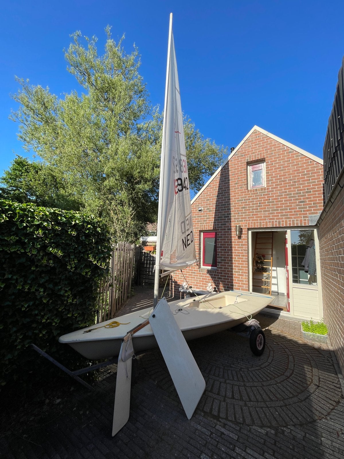 (Laser) zeilboot met 2 zeilen en strandtrailer, Watersport en Boten, Ophalen, Laser, Gebruikt, Inclusief trailer